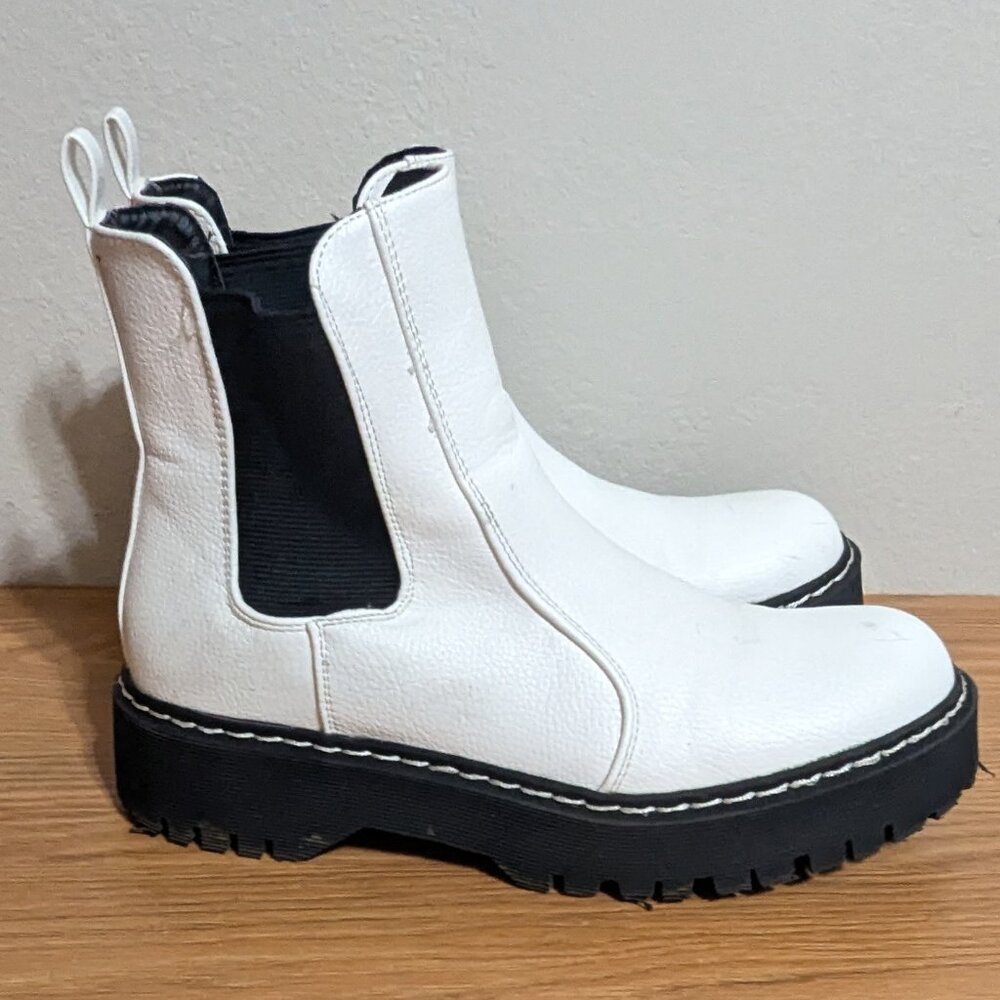 Sincerely Jules White Hippie Slip On Boots Size 7